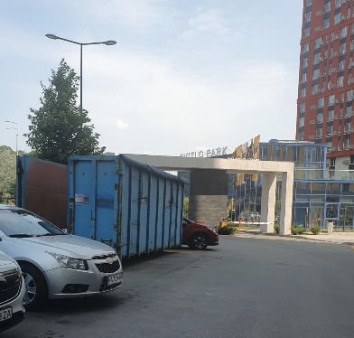 На території комплексу біля 3 будинку для зручності мешканців розташований Контейнер для будівельного сміття.